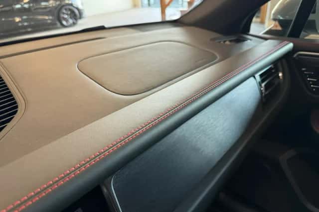 Porsche Macan (2021) thumbnail 36