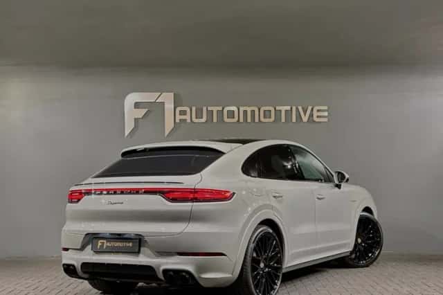 Porsche Cayenne (2023) thumbnail 3