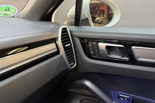 Porsche Cayenne (2023) thumbnail 35