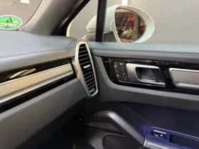 Porsche Cayenne (2023) thumbnail 35