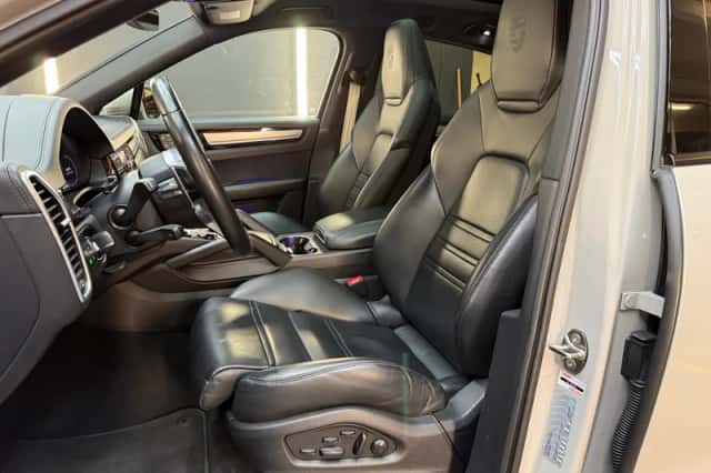 Porsche Cayenne (2023) thumbnail 5