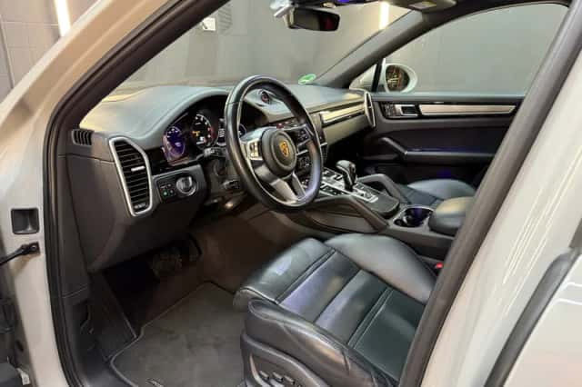 Porsche Cayenne (2023) thumbnail 6