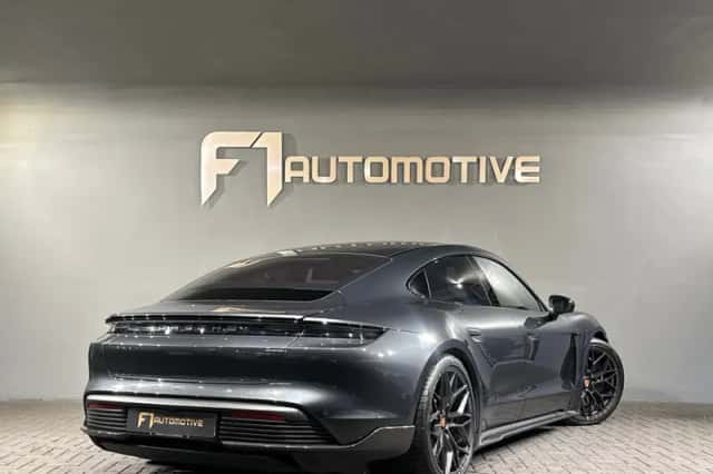 Porsche Taycan (2020) thumbnail 3