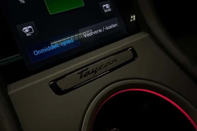 Porsche Taycan (2020) thumbnail 26