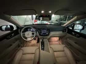 Volvo XC60 (2018) thumbnail 4