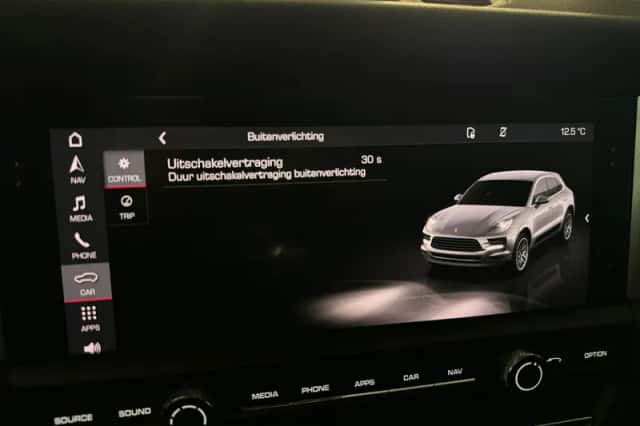Porsche Macan (2019) thumbnail 26