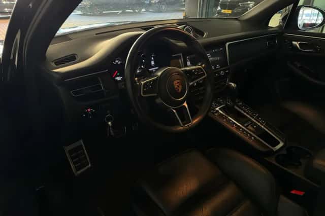 Porsche Macan (2019) thumbnail 6