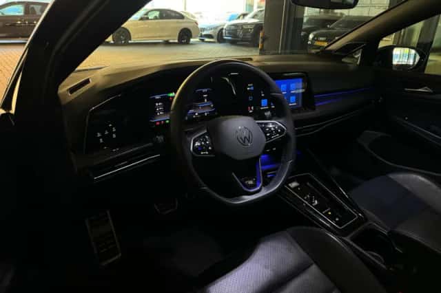Volkswagen Golf (2023) thumbnail 5