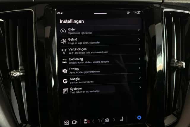 Volvo XC60 (2021) thumbnail 25