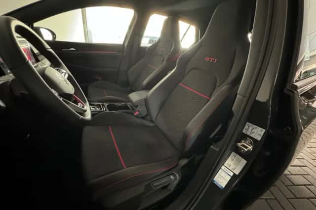Volkswagen Golf (2023) thumbnail 6