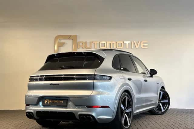 Porsche Cayenne (2023) thumbnail 3