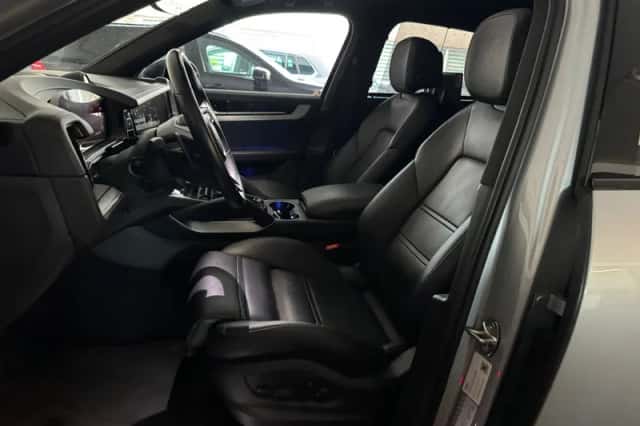 Porsche Cayenne (2023) thumbnail 6