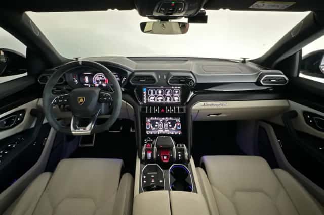 Lamborghini Urus (2021) thumbnail 4