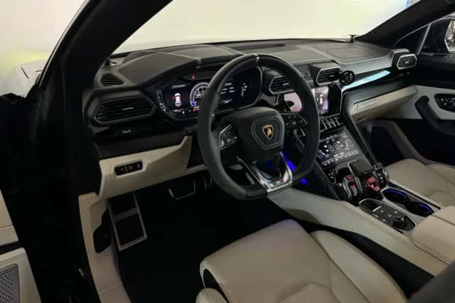 Lamborghini Urus (2021) thumbnail 5
