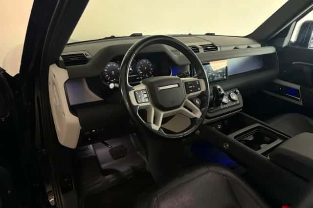 Land Rover Defender (2022) thumbnail 2