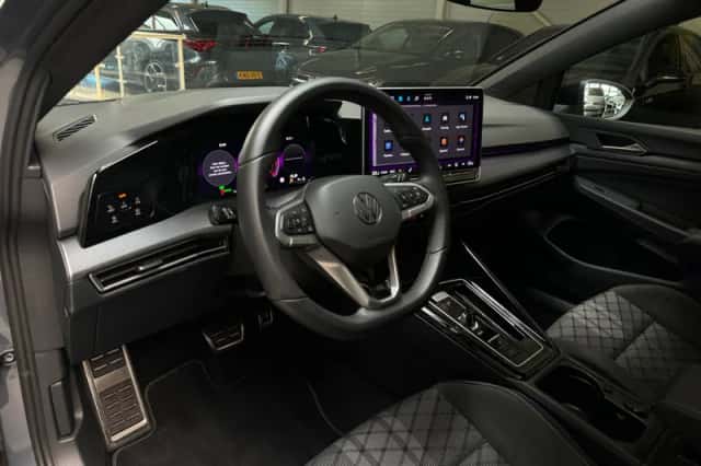 Volkswagen Golf (2025) thumbnail 3