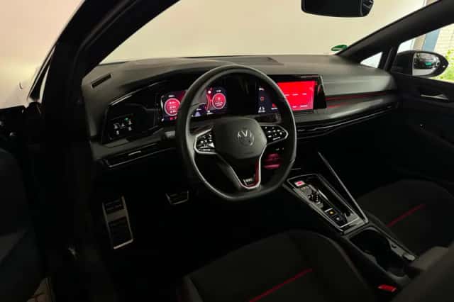 Volkswagen Golf (2024) thumbnail 2