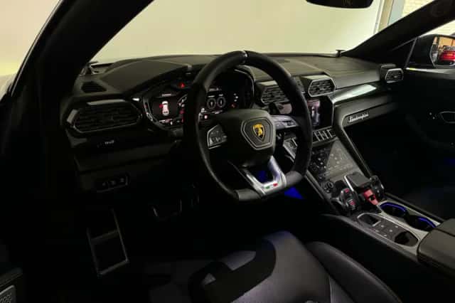 Lamborghini Urus (2022) thumbnail 3
