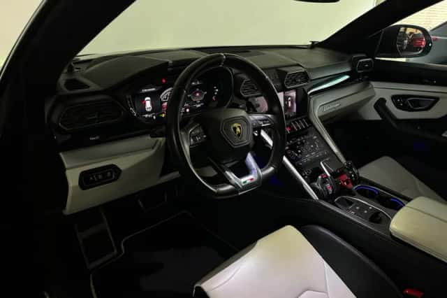 Lamborghini Urus (2018) thumbnail 3