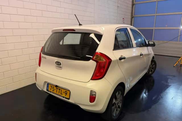 Kia Picanto (2012) thumbnail 5