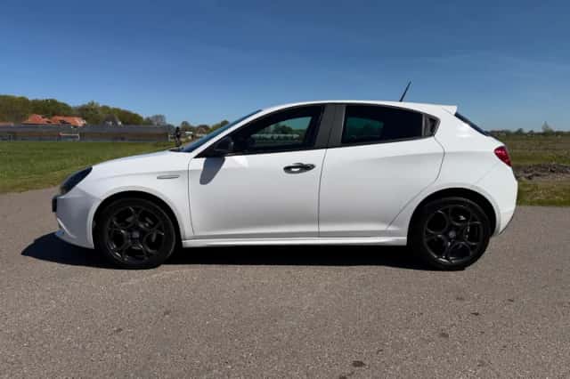 Alfa Romeo Giulietta (2019) thumbnail 2