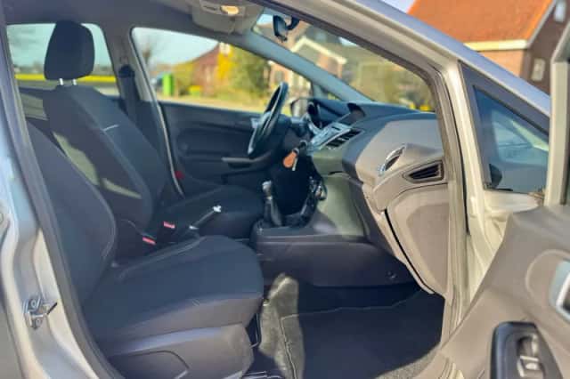 Ford Fiesta (2016) thumbnail 24