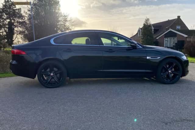 Jaguar XF (2017) thumbnail 15