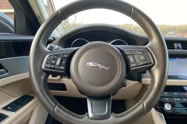 Jaguar XF (2017) thumbnail 24