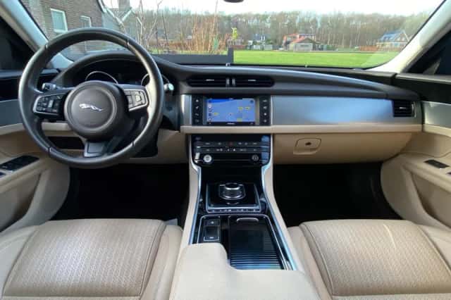 Jaguar XF (2017) thumbnail 4