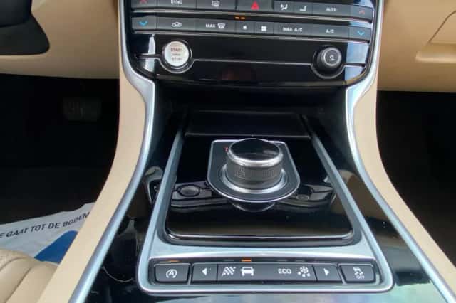 Jaguar XF (2017) thumbnail 10
