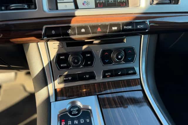 Jaguar XF (2014) thumbnail 15