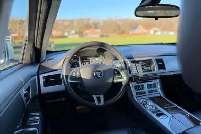 Jaguar XF (2014) thumbnail 5