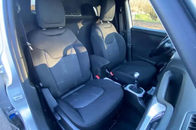 Jeep Renegade (2016) thumbnail 2