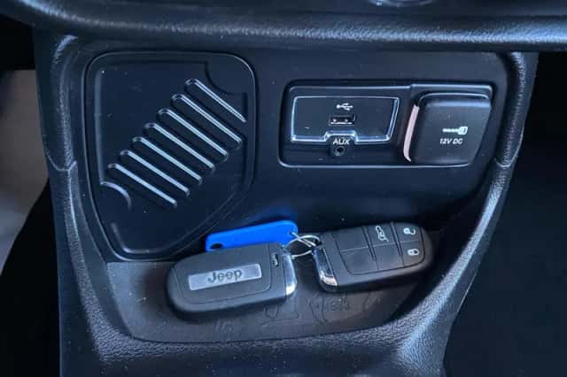 Jeep Renegade (2016) thumbnail 16