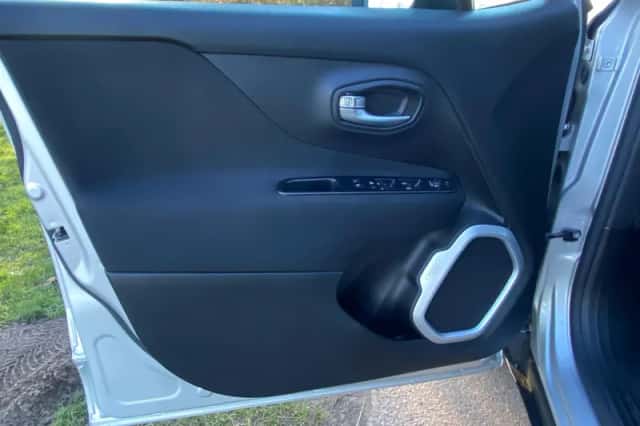 Jeep Renegade (2016) thumbnail 21