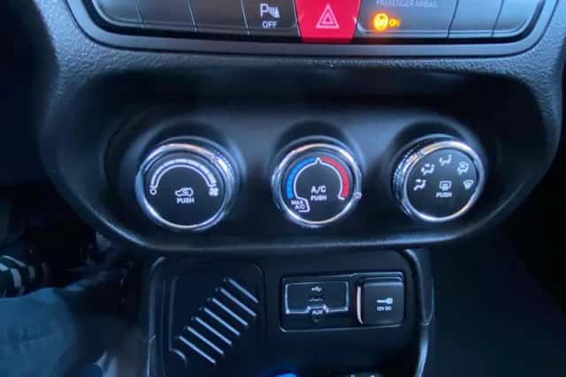 Jeep Renegade (2016) thumbnail 8