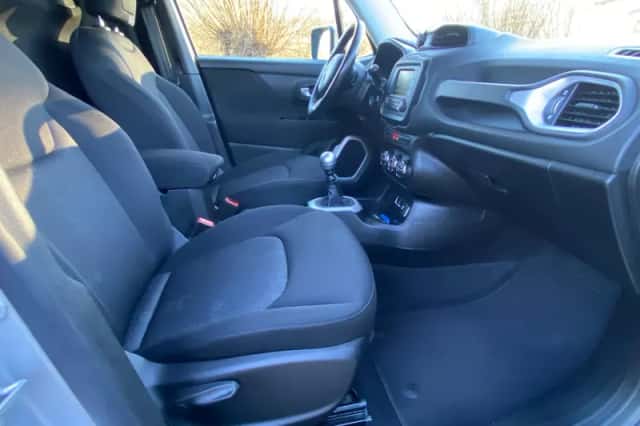 Jeep Renegade (2016) thumbnail 10