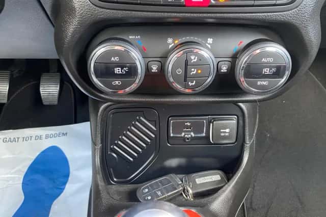Jeep Renegade (2015) thumbnail 14