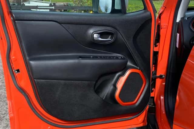 Jeep Renegade (2015) thumbnail 18