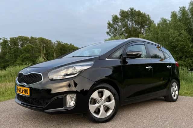 Kia Carens (2015) thumbnail 1