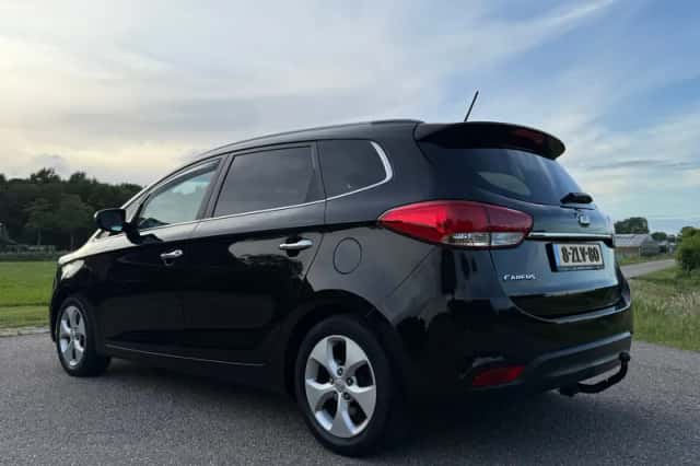 Kia Carens (2015) thumbnail 3