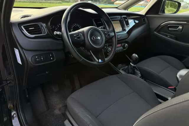 Kia Carens (2015) thumbnail 4