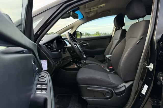 Kia Carens (2015) thumbnail 6
