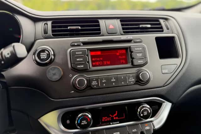 Kia Rio (2014) thumbnail 17