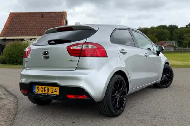 Kia Rio (2014) thumbnail 3