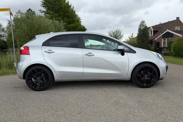 Kia Rio (2014) thumbnail 6