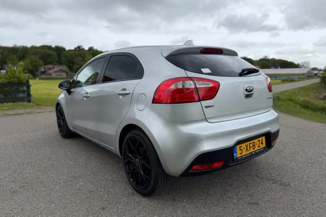 Kia Rio (2014) thumbnail 8