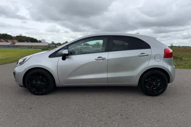 Kia Rio (2014) thumbnail 9