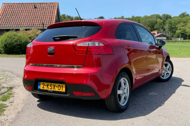 Kia Rio (2013) thumbnail 3