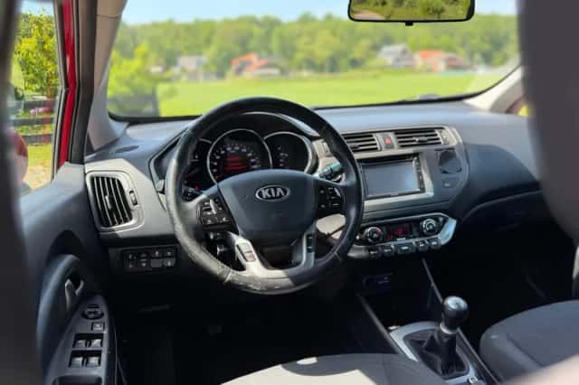 Kia Rio (2013) thumbnail 4